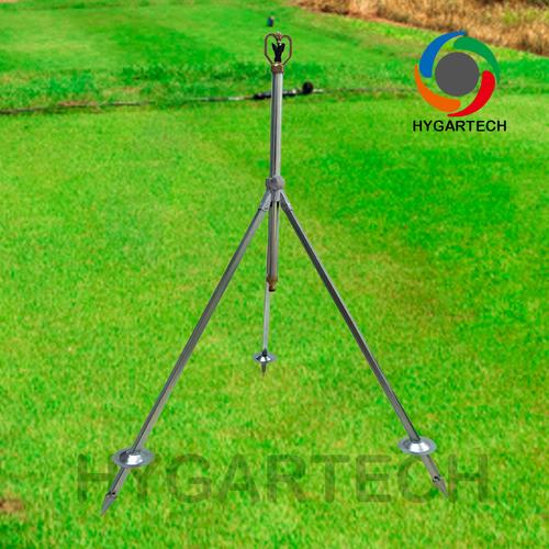 Latest company news about Rilascia il potenziale del tuo giardino con il nostro supporto per treppiedi in metallo placcato di zinco con spruzzatore a farfalla