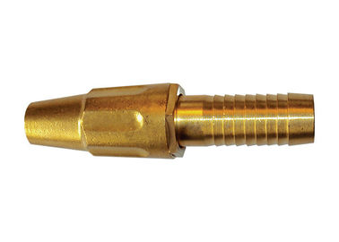 Il tubo flessibile d'ottone collega l'ugello regolabile da foschia al getto duro