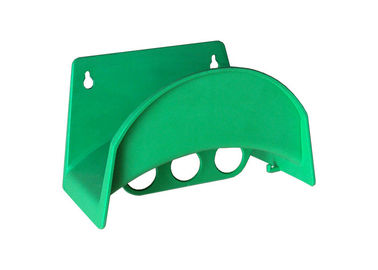 Colore verde del supporto fissato al muro di plastica del tubo flessibile dei pp con i fori d'attaccatura del gancio